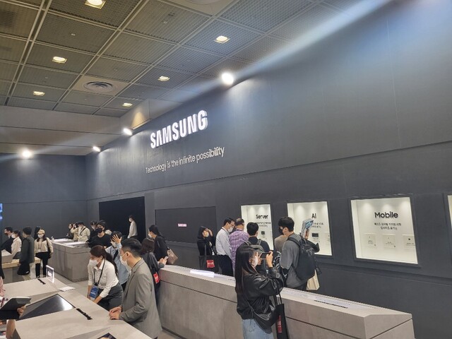 ▲ 2022반도체대전 삼성전자 부스 내부 방문객들 모습 ⓒ장소희 기자