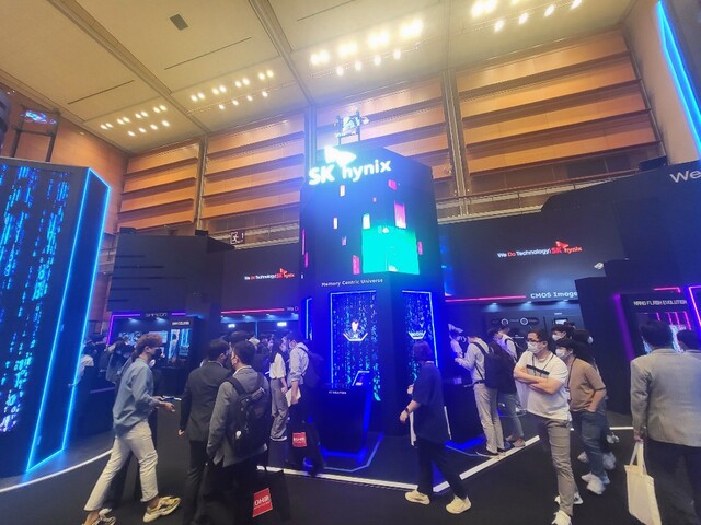 ▲ 2022반도체대전 SK하이닉스 부스 내부 방문객들 모습 ⓒ장소희 기자