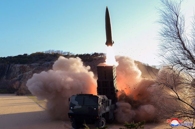 ▲ 과거 북한의 신형전술유도무기 시험발사 장면. ⓒ연합뉴스. 무단전재 및 재배포 금지.