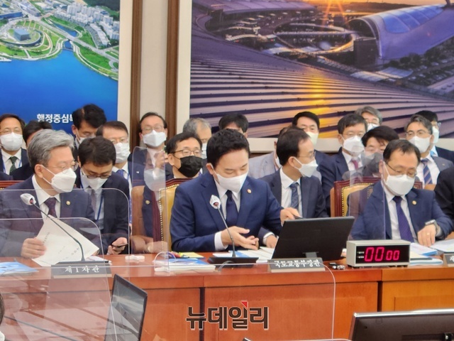 ▲ 원희룡 국토교통부 장관(가운데)이 6일 진행된 국토교통위 국정감사에서 질의에 답변하고 있다.ⓒ박정환 기자