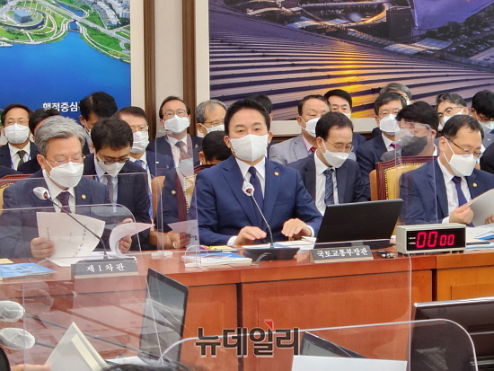 ▲ 원희룡 국토교통부 장관이 6일 국회에서 진행된 국토교통위원회 국정감사에서 답변하고 있다.ⓒ박정환 기자