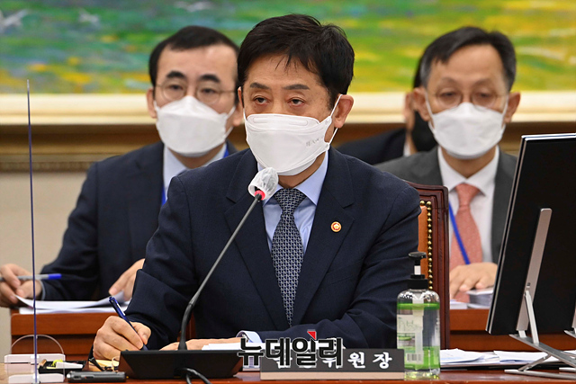 ▲ 김주현 금융위원장이 6일 국회 정무위원회에 출석해 위원들 질의에 답변하고 있다. ⓒ뉴데일리 강민석 기자