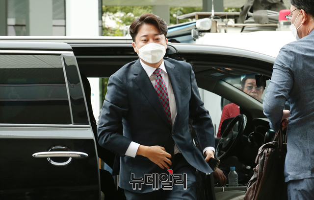 ▲ 이준석 전 국민의힘 대표가 지난달 28일 오전 서울 양천구 서울남부지방법원에서 열리는 당헌 효력 정지 가처분 심문에 출석하고 있다.ⓒ이종현 기자