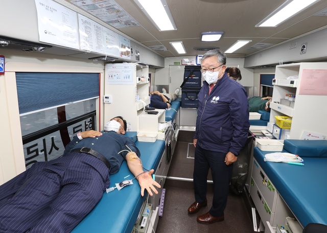 ▲ DGB대구은행(은행장 임성훈)은 창립55주년을 맞이해 지역과 지역민에게 감사하는 마음을 담아 임직원 헌혈행사를 실시했다.ⓒDGB대구은행