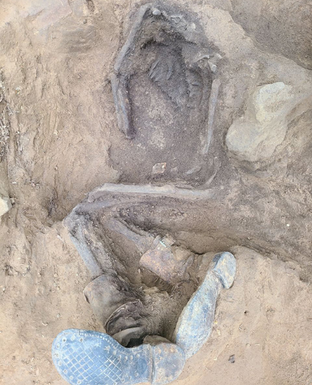 ▲ 김재욱 칠곡군수가 SNS에 공유한 국군 유해 사진. 72년 된 군화는 형태를 유지하고 있지만 유해는 백골이 됐다. ⓒ경북 칠곡군 제공.