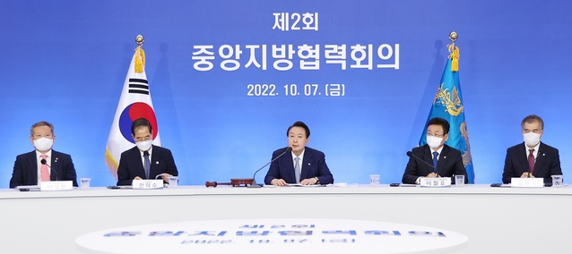 ▲ 이철우 경북도지사(오른쪽 두번째)는 지난 7일 울산시청에서 열린 중앙지방협력회의에 공동부의장 자격으로 참석했다.ⓒ경북도