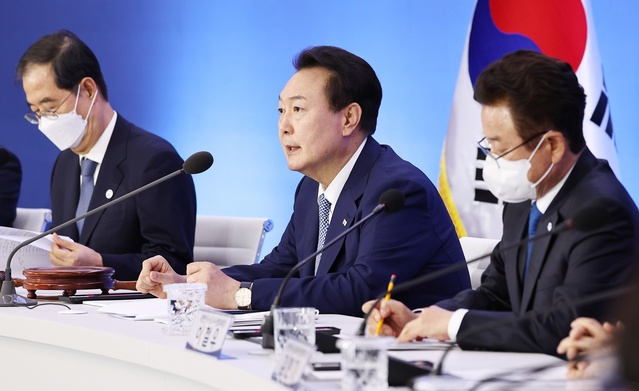 ▲ 이철우 지사(오른쪽)는  “윤석열 대통령께서 중앙지방협력회의를 국정운영의 또 하나의 구심점으로 생각하고 대한민국이 마주한 한계를 극복하고 지방시대라는 새로운 역사를 만들어 달라”고 건의했다.ⓒ경북도