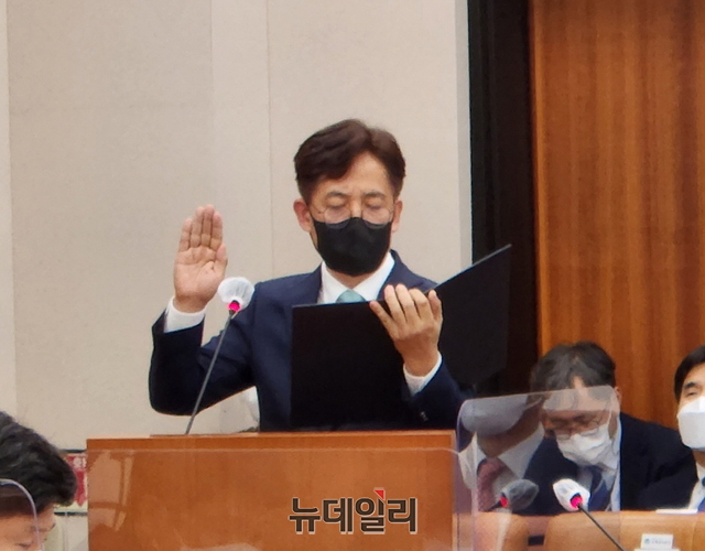 ▲ 정익희  HDC현대산업개발 대표가 6일 국회에서 진행된 국토교통위원회 국정감사에 증인으로 참석해 선서를 하고 있다.ⓒ박정환 기자