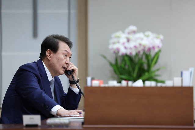 ▲ 윤석열 대통령이 6일 오후 서울 용산 대통령실 청사에서 기시다 후미오 일본 총리와 전화통화를 하고 있다. ⓒ대통령실 제공