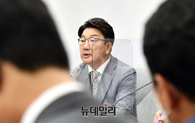 ▲ 권성동 전 국민의힘 원내대표가 지난 16일 국회에서 열린 원내대책회의에 참석해 모두발언을 하고 있다.ⓒ이종현 기자