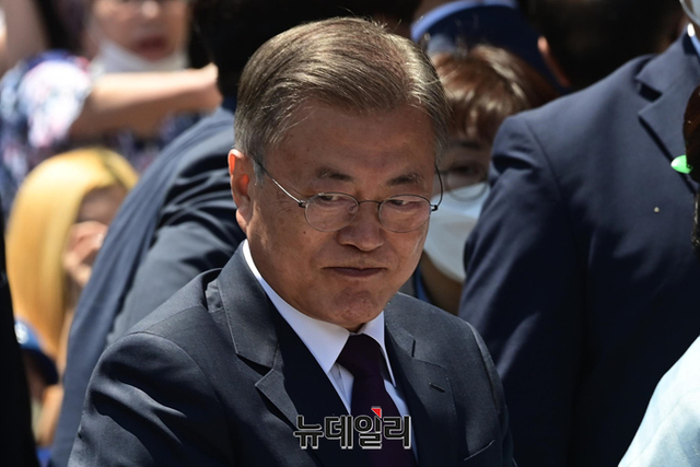 ▲ 문재인 전 대통령이 지난 5월10일 오후 서울 중구 서울역에서 경남 양산 사저로 출발하는 KTX 열차를 탑승하기에 앞서 인사를 하고 있다.ⓒ강민석 기자