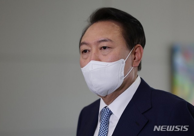 ▲ 윤석열 대통령이 7일 서울 용산 대통령실 청사로 출근하며 취재진 질문에 답하고 있다. ⓒ뉴시스