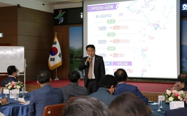 ▲ 김영환 충북지사가 7일 옥천군을 방문해 도정보고회를 열고 민선 8기 도정 운영방향을 설명하고 있다.ⓒ옥천군