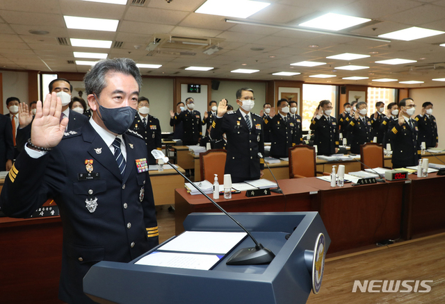 ▲ 윤희근 경찰청장이 7일 오전 서울 서대문구 경찰청에서 열린 국회 행정안전위원회 경찰청 국정감사에서 선서를 하고 있다. ⓒ뉴시스