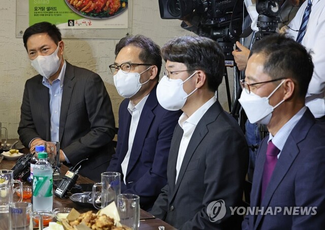 ▲ 한기정 공정거래위원장과 국내 배달앱 3사 (배달의민족,요기요,쿠팡이츠) 대표들이 지난달 22일 서울의 한 음식점을 찾아 간담회를 하는 모습. ⓒ연합뉴스