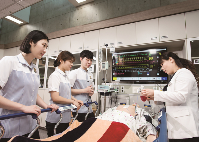 ▲ 2023학년도 수시1차 모집에서 최고 경쟁률을 보인 간호학과 실습장면.ⓒ대구보건대