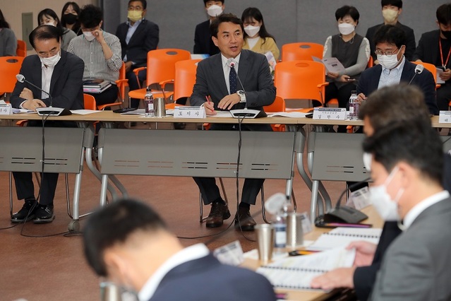 ▲ 김진태 강원도지사가 7일 울산광역시청에서 열린 중앙지방협력회의에서 강원도 현안을 윤석열 대통령에게 지원을 건의하고 있다.ⓒ강원도