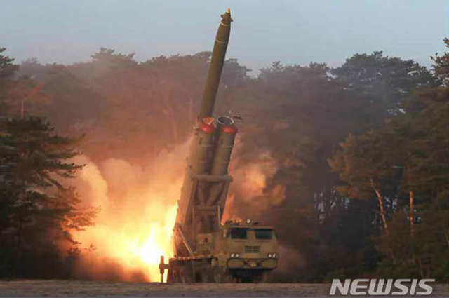 ▲ 2020년 3월 북한의 초대형 방사포(KN-25) 발사장면. ⓒ뉴시스. 무단전재 및 재배포 금지.