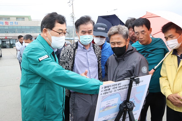 ▲ 주낙영 시장이 지난달 3일 힌남노 경주 통과예상 소식을 접하고 감포항 등 취약지를 점검하면서 피해대비에 만전을 기하고 있다.ⓒ경주시