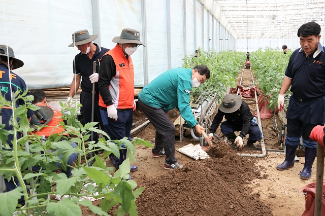 ▲ 주낙영 시장이 농경지·비닐하우스 피해현장 등 구슬땀을 흘리는 현장을 찾아 직접 격려하고 있다.ⓒ경주시