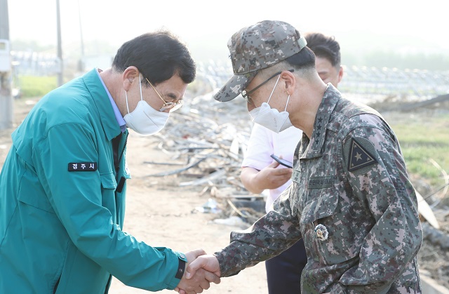 ▲ 주낙영 시장이 침수가옥 복구 현장을 찾은 군 장병들을 격려하고 고령, 독거가구의 우선적인 복구도움을 협조했다.ⓒ경주시