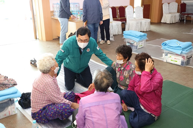 ▲ 주낙영 시장이 태풍 피해복구 지역을 방문했다.ⓒ경주시