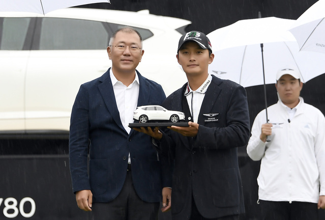 ▲ 정의선 현대차그룹 회장(왼쪽)과 우승자 김영수 선수. 
 ⓒ현대차그룹