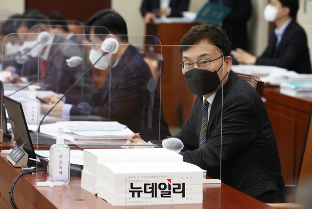 ▲ 이스타항공 횡령·배임 사건으로 구속된 지 184일 만에 보석 석방된 이상직 무소속 의원이 2021년 11월9일 오전 국회에서 열린 국방위원회 전체회의 참석해 자리하고 있다. (사진=공동취재단) ⓒ강민석 기자