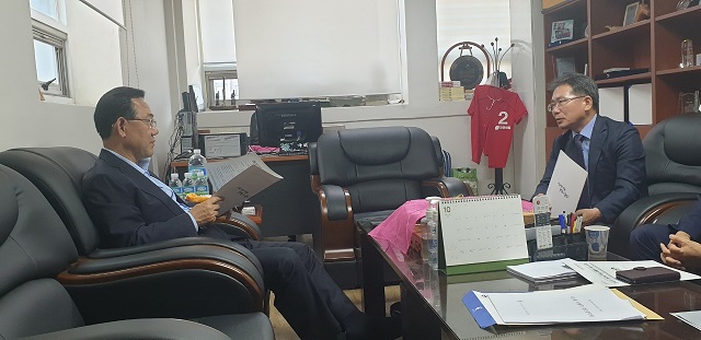 ▲ 김진열 군위군수(오른쪽)는 지난 8일 대구를 찾은 주호영 국민의힘 원내대표와 군위군의 대구편입, 대구광역시 군사시설 유치 등 지역 현안에 대해 대담을 가졌다.ⓒ군위군