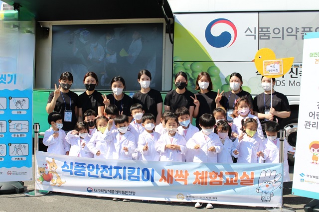 ▲ 위덕대 경주시어린이급식관리지원센터는 경주 화백컨벤션센터에서 ‘2022 경북식품박람회’에서 식품안전지킴이 새싹 체험교실을 운영했다.ⓒ위덕대