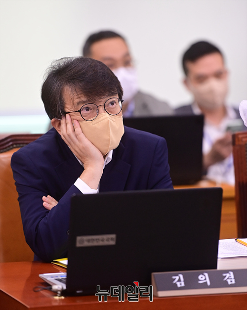 ▲ 김의겸 더불어민주당 의원이
 4일 오후 국회에서 열린 법제사법위원회 국정감사에 참석해 자리하고 있다. ⓒ정상윤 기자