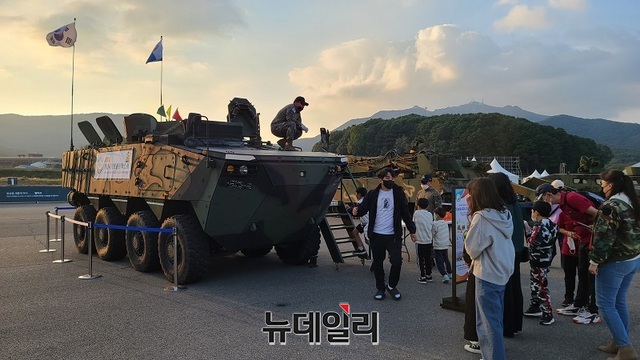 ▲ 지난 7일부터 2022 계룡세계군문화엑스포가 열리고 있는 충남 계룡시 계룡활주로에 전시된 지상전의 종결자 K2(흑표)전차. 51톤의 K2 전차는 유효사거리가 3㎞, 가격은 83억원이다.ⓒ김정원 기자