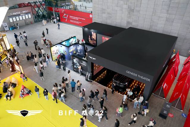 ▲ 제네시스 브랜드 존에서 G90 LWB 전시 및 '양조위의 화양연화' 특별전이 진행되고 있는 모습. ⓒ부산국제영화제