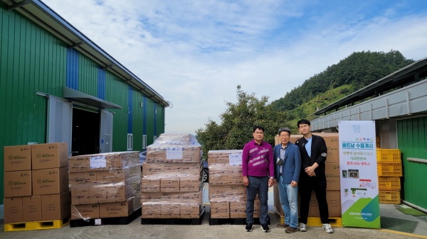 ▲ 충주시가 공동으로 연구 개발한 ‘새싹보리사과즙’이 베트남으로 본격 수출한다.ⓒ충주시