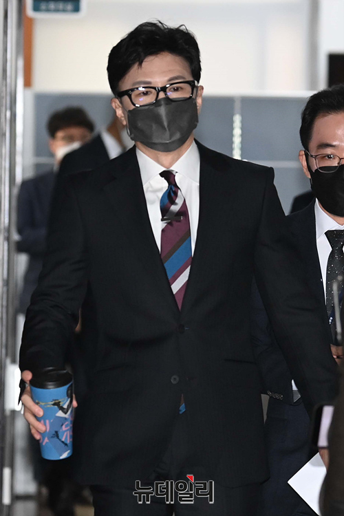 ▲ 한동훈 법무부 장관이 지난 6일 오전 국회에서 열린 법제사법위원회의 법무부에 대한 2022년도 국정감사에 참석하기 위해 이동하고 있다.ⓒ강민석 기자