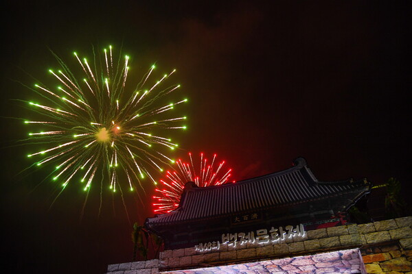 ▲ 지난 9일 백제문화제 부여군 피날레에서 불꽃 쇼가 펼쳐지고 있다.ⓒ부여군