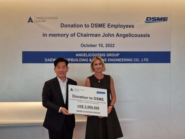 ▲ 지난 10일 그리스 현지에서 마리아 안젤리쿠시스 회장(오른쪽)이 대우조선해양 박두선 사장에게 특별 기부금을 전달하고 기념촬영을 하고 있다. ⓒ대우조선해양