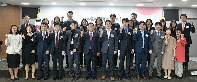 ▲ 최민호 세종시장이 11일 오전 시청 대회의실에서 사무관 임용식을 갖고 기념촬영을 하고 있다.ⓒ세종시