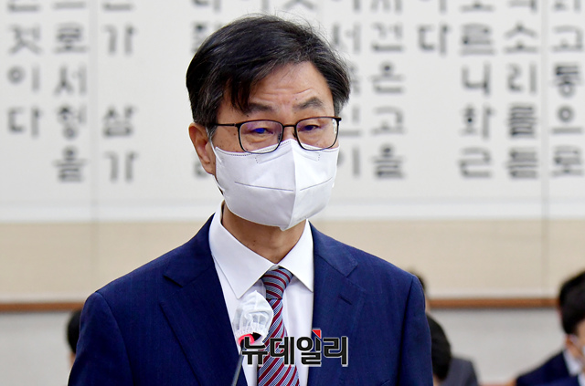 ▲ 최재해 감사원장이 11일 국회에서 열린 법제사법위원회의 감사원에 대한 국정감사에서 업무보고를 하고 있다.ⓒ이종현 기자