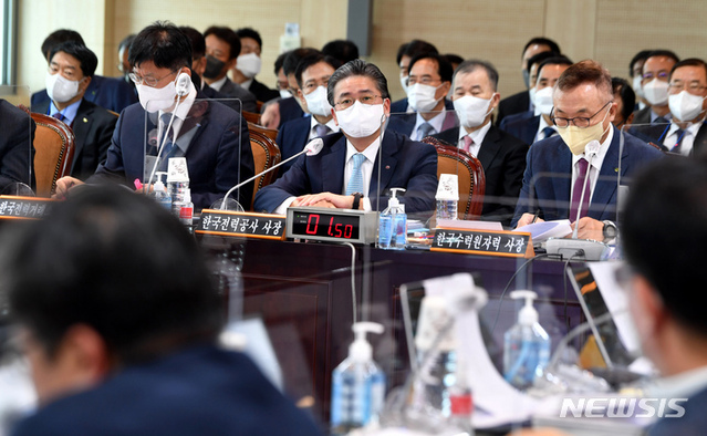 ▲ 국회 산업통상자원중소벤처기업위원회 국정감사가 열린 11일 오전 전남 나주시 한국전력공사 본사에서 정승일 한국전력공사 사장이 의원 좌석을 바라보고 있다. ⓒ뉴시스