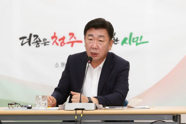 ▲ 이범석 충북 청주시장이 11일 임시청사 소회의실에서 주간업무보고를 주재하고 있다.ⓒ청주시