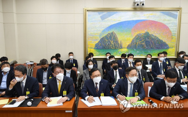 ▲ 11일 오후 국회 정무위원회에서 열린 금융감독원 국정감사에 진옥동 신한은행장(앞줄 왼쪽부터), 이재근 KB국민은행장, 임동순 NH농협은행 수석부행장, 박성호 하나은행장, 이원덕 우리은행장이 증인으로 출석해 있다.ⓒ연합뉴스