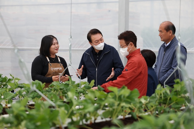 ▲ 윤석열 대통령이 경북 스마트팜 혁신밸리를 방문해 농업대전환 프로젝트에 공감대를 나눈 것으로 전해졌다.ⓒ경북도