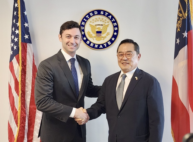 ▲ 구자열 한국무역협회 회장(오른쪽)이 11일(현지시간) 존 오소프 미국 조지아주 연방상원의원(왼쪽)을 만나 미 IRA와 관련한 우리 업계의 우려를 전달하고 악수를 나누고 있다.ⓒ한국무역협회
