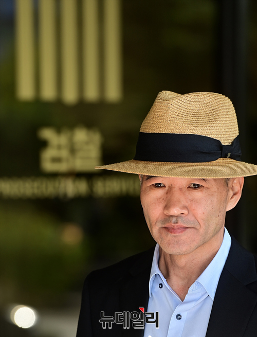 ▲ 북한군 피살 공무원 친형 이래진 씨가 지난 7일 서울 서초구 서울중앙지검에서 문재인 전 대통령, 박지원 전 국정원장, 서훈 전 국가안보실장을 형사고소하며 입장을 밝히고 있다. ⓒ정상윤 기자