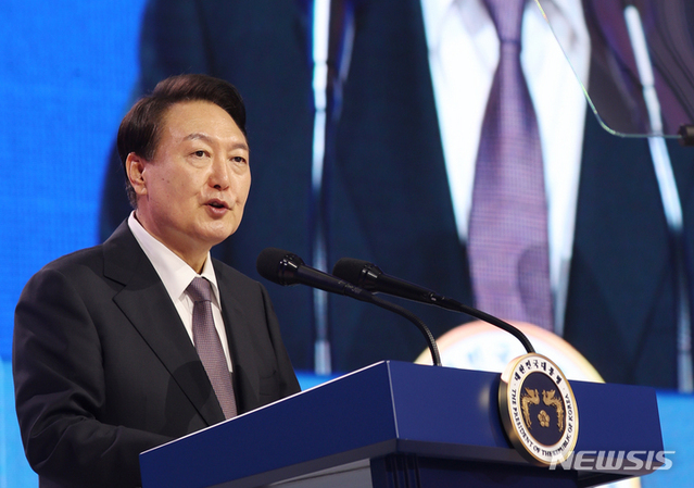 ▲ 윤석열 대통령이 12일 대전 유성구 대전컨벤션센터에서 열린 세계지방정부연합(UCLG) 총회 개회식에서 축사하고 있다. ⓒ뉴시스