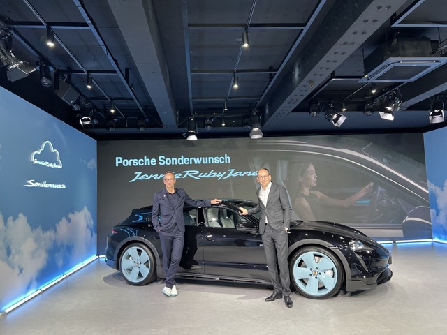 ▲ 제니와 협업한 '타이칸 4S 크로스 투리스모 포 제니 루비 제인' 앞에 홀가 게어만 대표(좌)와 알렉산더 파비그 부사장 ⓒ정원일 기자
