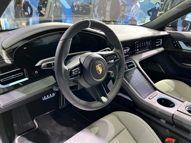 ▲ '타이칸 4S 크로스 투리스모 포 제니 루비 제인'의 내부, 곳곳에 푸른색 색상이 강조됐다 ⓒ정원일 기자