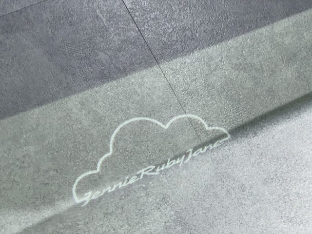 ▲ 프런트 도어를 열면 지면에 제니가 디자인한 구름 로고가 투사된다 ⓒ정원일 기자