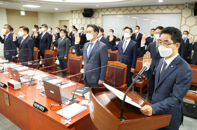 ▲ 12일 열린 국정감사에서 증인 선서를 하는 김창기 국세청장. ⓒ국세청